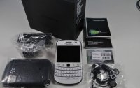 BlackBerry Bold 9900 - 8GB - Unlocked Smartphone