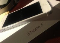 Apple iPhone 5 16GB - White and Silver (Factory Unlocked)
